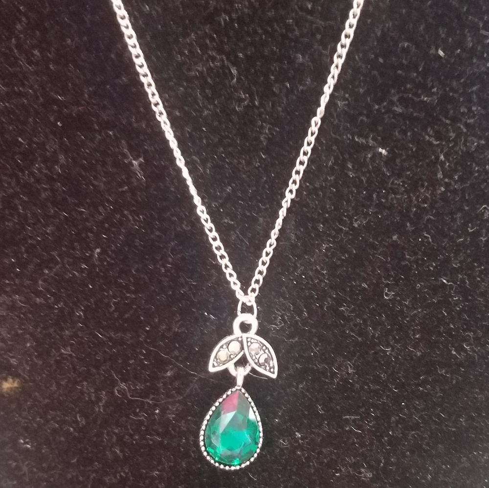 Green gemstone necklace